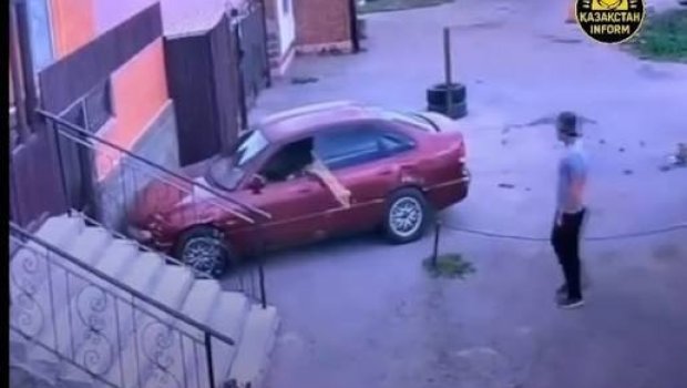 Pişik avtomobili qaçıraraq divara çırpdı &ndash; ANBAAN VİDEO