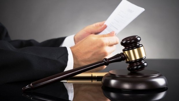 Gecəyarı valideynini küçəyə atan oğul HƏBS EDİLDİ