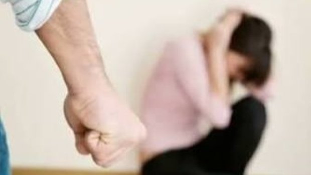 Qayınatasının evində yaşayan kişi arvadını döydü
