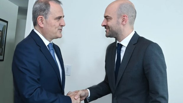 Ceyhun Bayramov fransalı həmkarı ilə regional təhlükəsizliyi müzakirə etdi