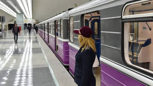 Bakı metrosunda kişi qatar yoluna TULLANDI