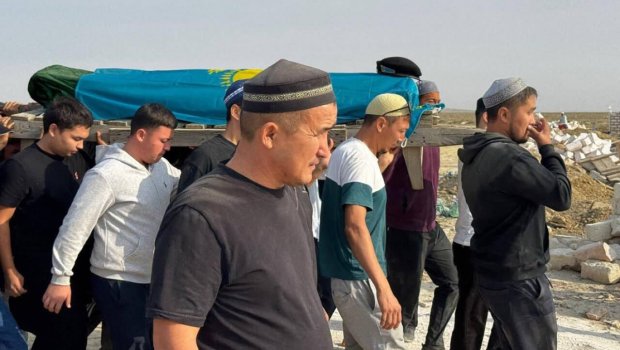 Xəzərdə həlak olan qazaxıstanlı hərbçilərlə vida mərasimi keçirilib