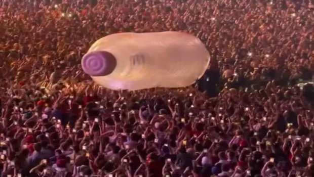 Məşhur müğənni Bakıda butulkanın içində konsert verdi - VİDEO