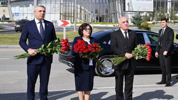 Dövlət və hökumət rəsmiləri Bakıdakı Zəfər parkında şəhidlərin xatirəsini andılar - FOTO/VİDEO