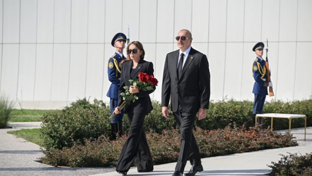İlham Əliyev Bakıdakı Zəfər parkında şəhidlərin xatirəsini ehtiramla yad etdi - FOTO-VİDEO