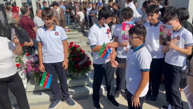 Şəhidlər Xiyabanında kövrək anlar - Uşaqlar &ldquo;Xudayar təsnifi&rdquo;ni ifa etdilər &ndash; VİDEO