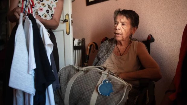 87 yaşlı qadının evindən çıxarılması etirazlara səbəb oldu - FOTO