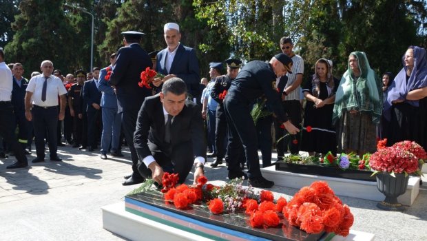 Kürdəmirdə şəhidlərin abidəsi ziyarət edildi - FOTO