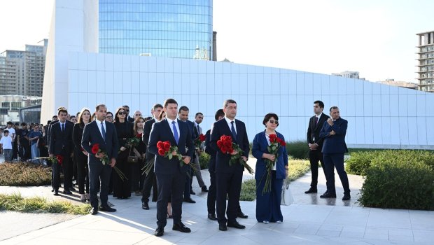 Media və Yayım Şurasının kollektivi şəhidlərin əziz xatirəsini yad etdi - FOTO -VİDEO