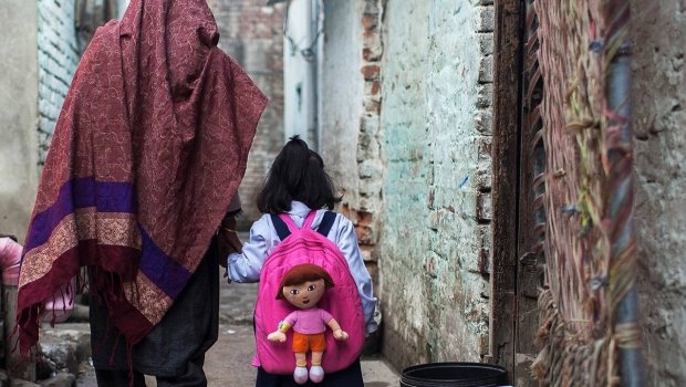 Pakistanda ata üç yaşlı qızını 60 yaşlı kişi ilə evləndirmək istədi