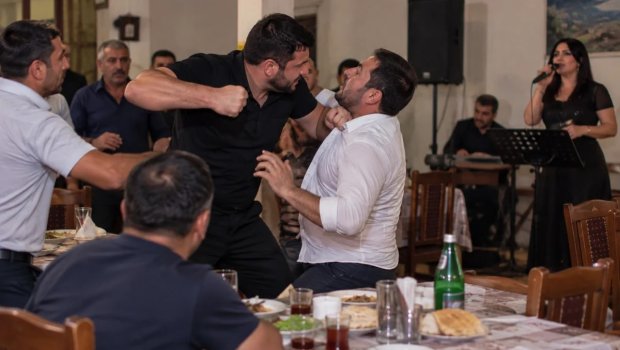 Bərdədə restoranda dava: Administrator müğənninin sevgilisini döydü - TƏFƏRRÜAT