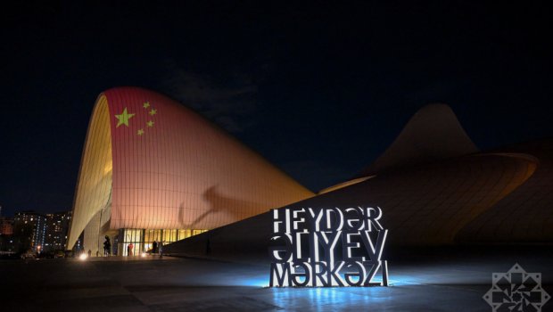 Heydər Əliyev Mərkəzi Çin bayrağının rəngləri ilə işıqlandırıldı - FOTO