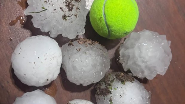 Paraqvayda tennis topu boyda dolu yağdı - VİDEO