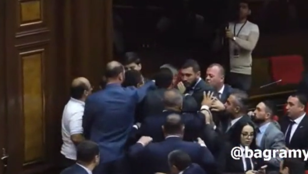 Ermənistan parlamentində deputatlar arasında dava düşdü &ndash; VİDEO