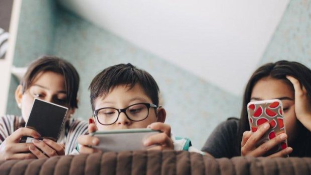 Valideynlərə XƏBƏRDARLIQ: Telefon və planşet uşaqların inkişafını kasıblıqdan daha çox ləngidir