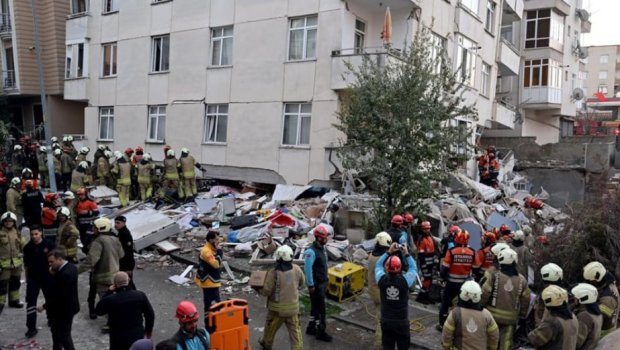 İstanbulda çökən binanın dağıntıları altından 1 nəfərin meyiti tapıldı - 3 nəfər axtarılır - VİDEO
