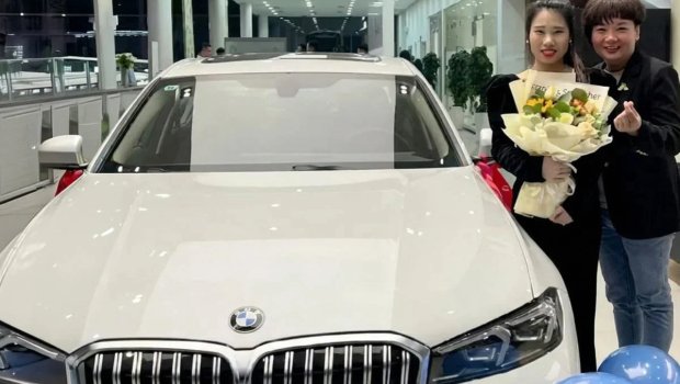 Çində restoran sahibi işçilərinə BMW hədiyyə etdi