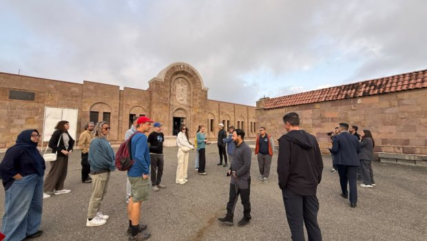 Dünya səyyahları Gəncəsər Monastır Kompleksini ziyarət ediblər &ndash; FOTO