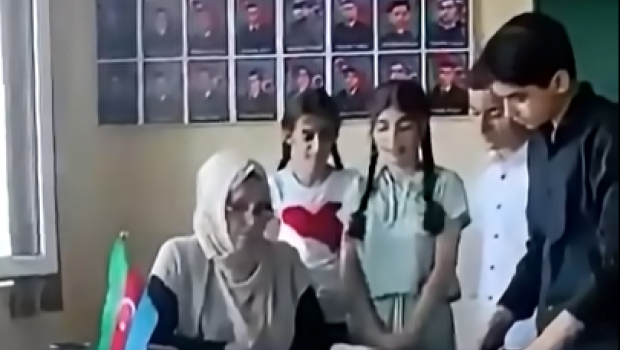 Müəllim dərs keçmək əvəzinə şagirdlərə Xameneyiyə həsr olunan mahnı oxutdurdu - VİDEO