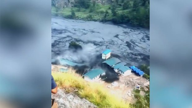 Nepalda çay məcrasından çıxdı, qarşısına çıxanı məhv etdi - VİDEO