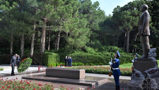 Kambocanın Baş naziri Heydər Əliyevin məzarını ziyarət etdi &ndash; FOTO