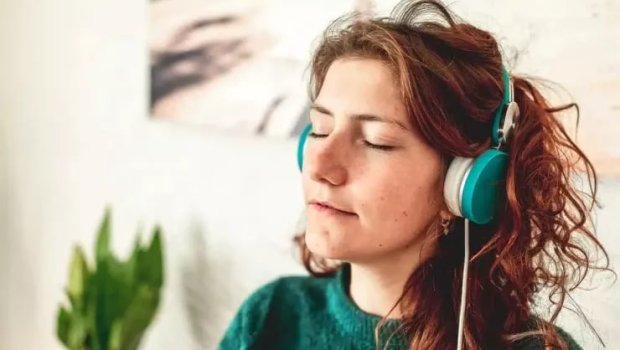 Yemək zamanı dinlədiyiniz musiqi qida seçiminizə təsir edə bilər