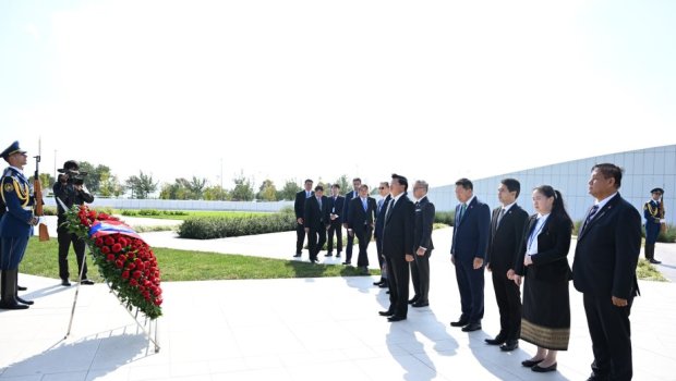 Laos Prezidenti Zəfər parkını ziyarət etdi &ndash; FOTO