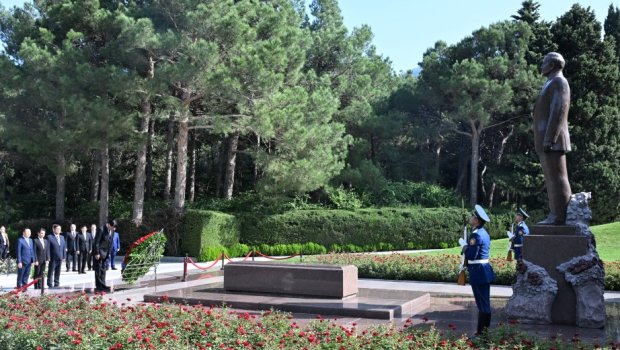 Laos Prezidenti Fəxri xiyabanı ziyarət etdi &ndash; FOTO