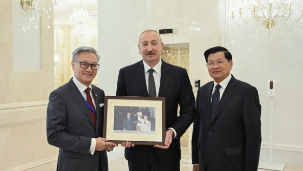İlham Əliyev Laos Prezidentinə 40 il əvvələ aid tarixi fotonu göstərdi - FOTO
