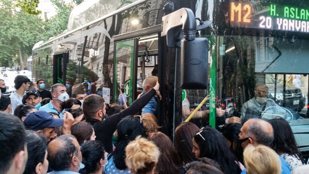 Avtobus doludursa, sürücü əlavə sərnişin mindirməkdən imtina edə bilər? - AYNA-dan AÇIQLAMA