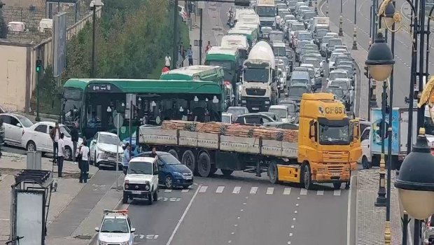 8 Noyabr prospektində nasaz yük maşını hərəkəti məhdudlaşdırdı