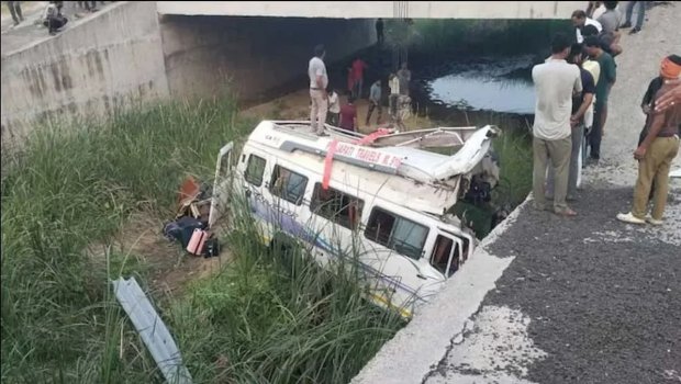 Hindistanda içində zəvvarların olduğu avtobus aşıb - Ölən və yaralananlar var
