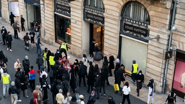 Fransada etirazçılar &ldquo;Louis Vuitton&rdquo; mağazasını DAĞIDIBLAR - VİDEO