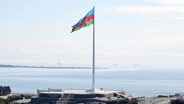 Azərbaycan dövlət müstəqilliyinin bərpasının 35-ci ildönümünü qeyd edir