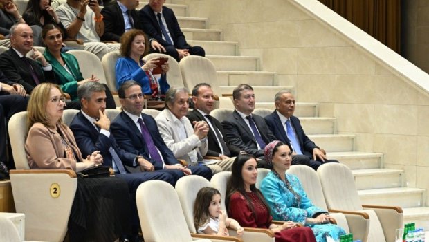 Leyla Əliyeva Arkadağ şəhərində əfsanəvi "Galkynyş" milli atüstü oyunlar qrupunun çıxışını izləyib - FOTO