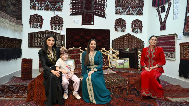Leyla Əliyeva Aşqabadda Milli Türkmən Xalçası Muzeyində olub - FOTO