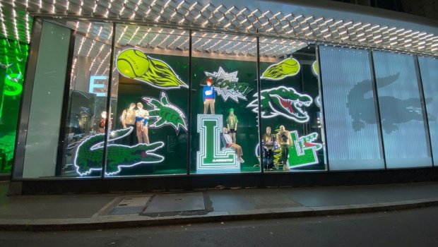 Fransada &ldquo;Lacoste&rdquo; mağazasından ayaqqabı götürən polislər gündəm oldu - VİDEO