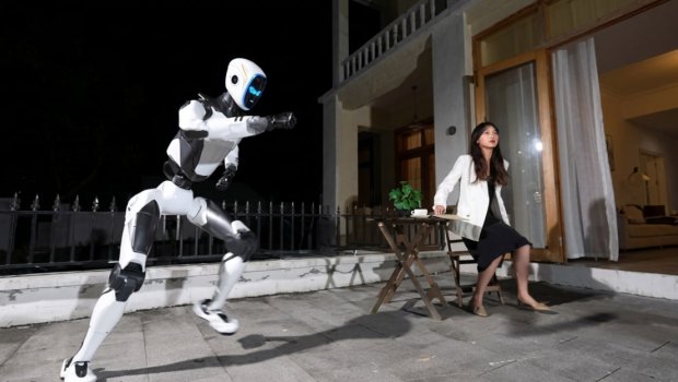 Çində qeyri-adi İXTİRA: Superqəhrəman robot &ndash; VİDEO
