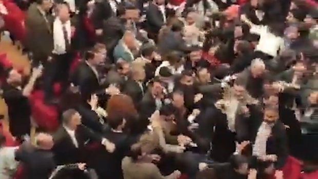 Vəkillərin qurultayı rinqə çevrildi: İstanbulda yumruqlar havada uçuşdu &ndash; VİDEO