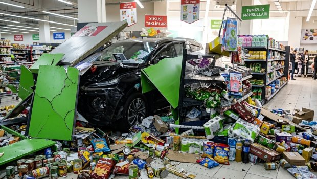Qadın avtomobillə supermarketə girdi, rəfləri dağıtdı - VİDEO