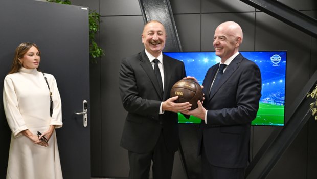 İnfantino Prezidentə xatirə hədiyyələri təqdim edib - FOTOLAR
