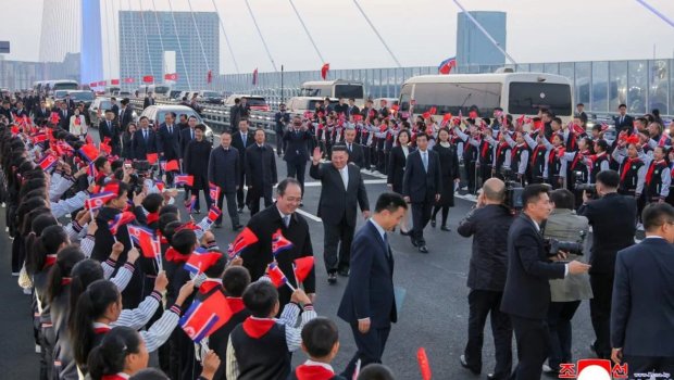 Kim Çen In Çindən Şimali Koreyaya yeni körpü ilə qayıtdı