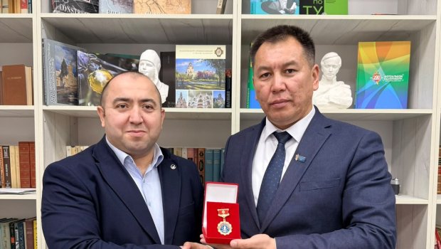 Aqil Ələsgər Bişkekdə medalla təltif olundu &ndash; Qırğızıstan Jurnalistlər Birliyinin fəxri üzvü seçildi - FOTO
