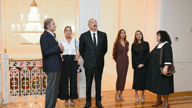 İlham Əliyev ailə üzvləri ilə retrospektiv sərgidə - FOTO