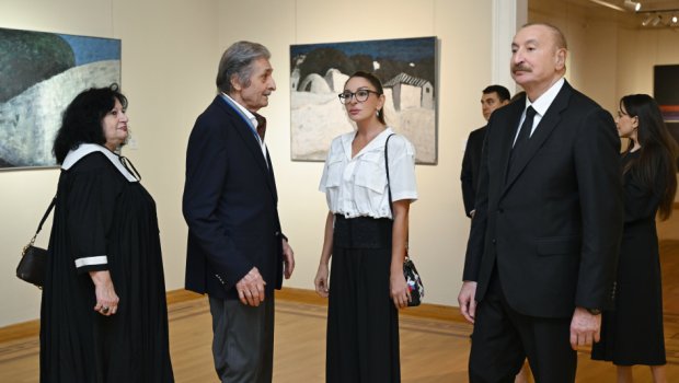 Prezident və ailəsinin retrospektiv sərgi ilə tanışlığına dair VİDEOÇARX
