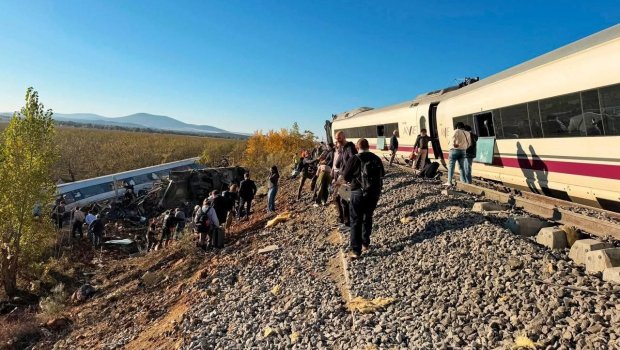 İspaniyada dəhşətli qatar qəzası: 46 ölü, 150 yaralı var &ndash; FOTO/VİDEO