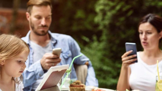 Yemək zamanı telefon istifadəsini qadağan edirlər