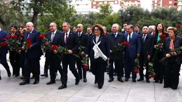 Deputatlar Atatürkün Bakıdakı abidəsini ziyarət etdi &ndash; FOTO