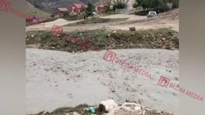 Palçıq qatı Qusarda kəndi 2 yerə böldü - VİDEO