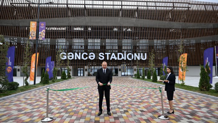 İlham Əliyev Gəncə şəhər stadionunun açılışında – FOTO